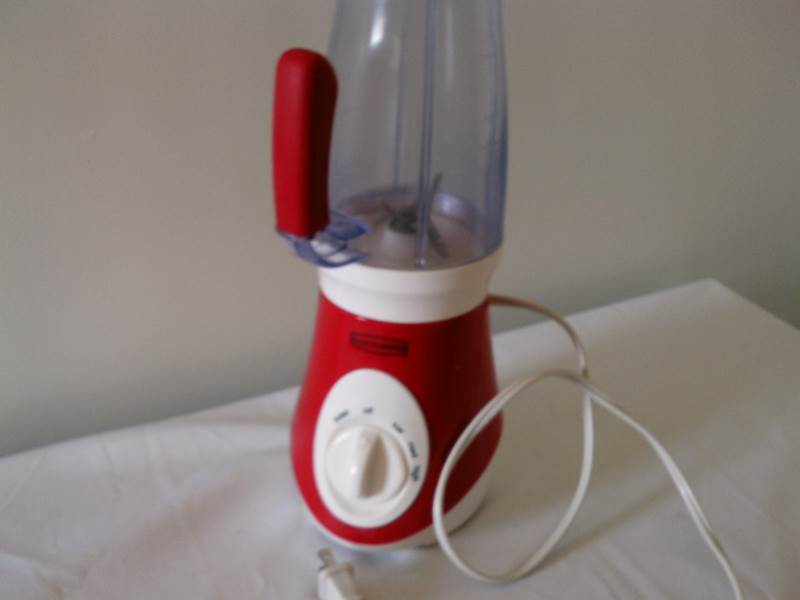 lot 7 image: Chris Freytag 3 speed personal blender.