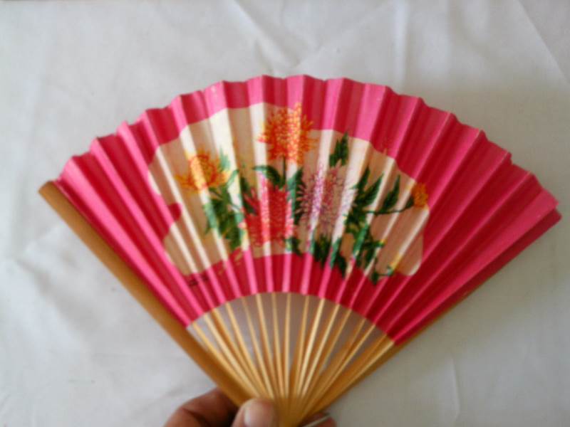 lot 9 image: Oriental accent fan and Dream catcher