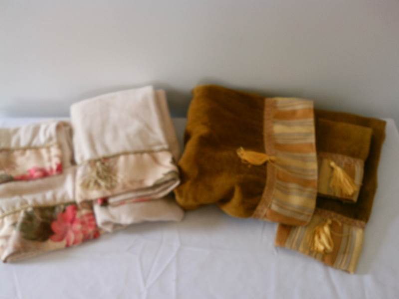 lot 10 image: Towel Sets (2)