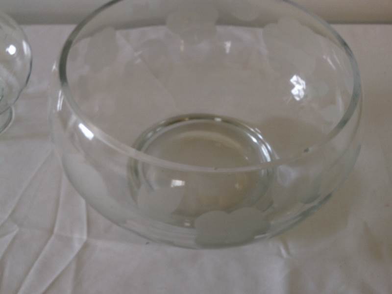 lot 17 image: Heavy Glass bowl and Candle Chimney