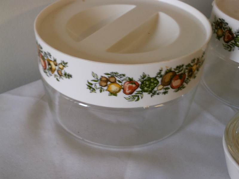 lot 19 image: Pyrex personal casserole and canister set