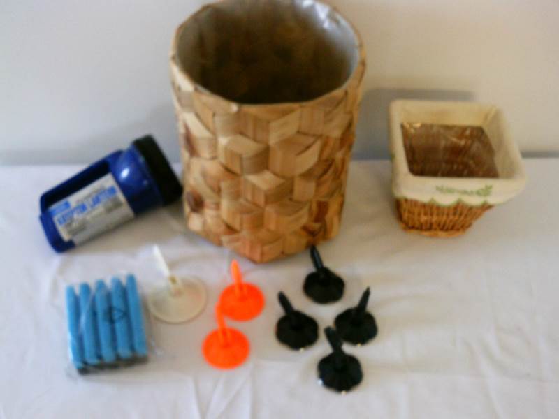 lot 29 image: Floating flashlight, Household Misc. baskets
