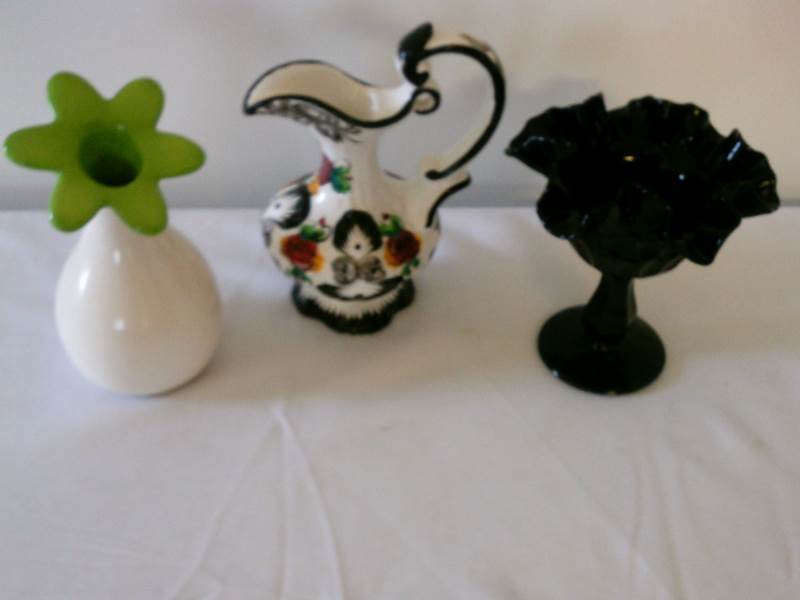 lot 39 image: Vintage Vases 1 - 1940s Vestal Alcobagh number 1,036