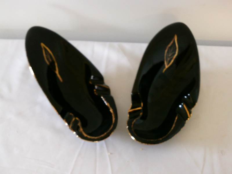 lot 52 image: Vintage ceramic ashray, retro, mid century, black. look like high heeled shoes