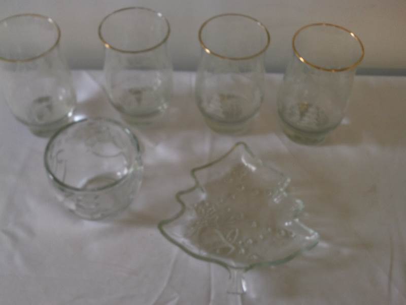 lot 57 image: Etched glasses with gold trim (4)