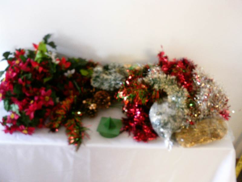 lot 74 image: Christmas Dcor garland