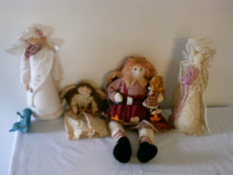 lot 76 image: Angel Figurines, dolls (5)