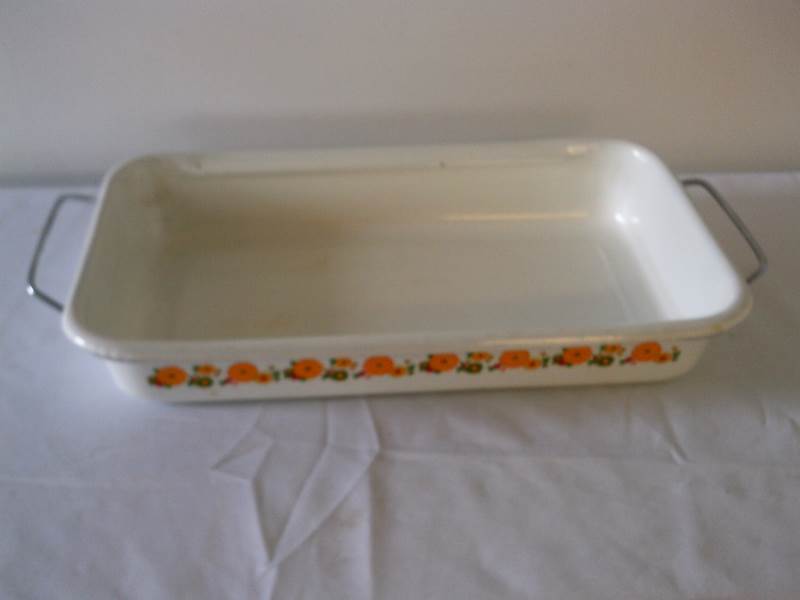 lot 91 image: Enamel baking dish (9X13)