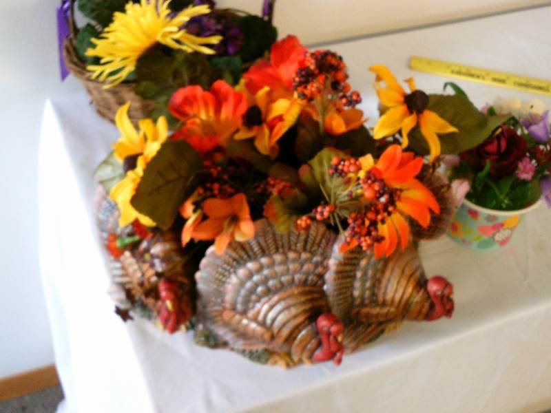 lot 99 image: Thanksgiving Center Piece in storge tote