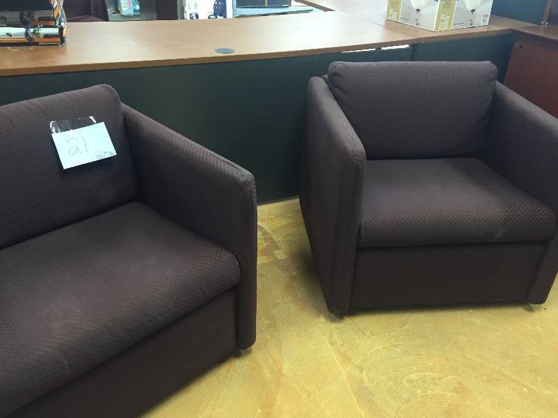 lot 21 image: Set of 2 Brown Chairs - Officewaiting room Reception