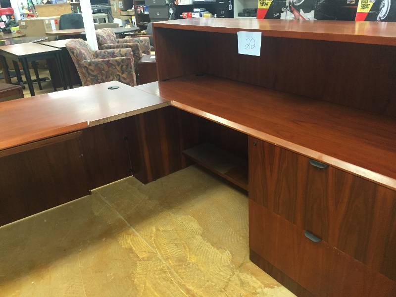 lot 22 image: Cherry veneer L shaped office desk with file cabinet
