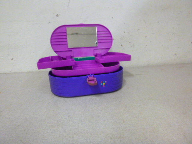 lot 23 image: Make-Up Case