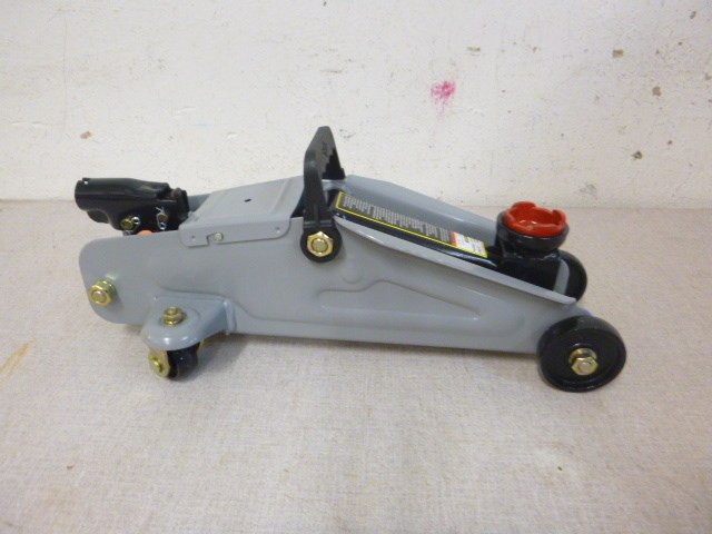 lot 56 image: Larin 2 Ton Floor Jack