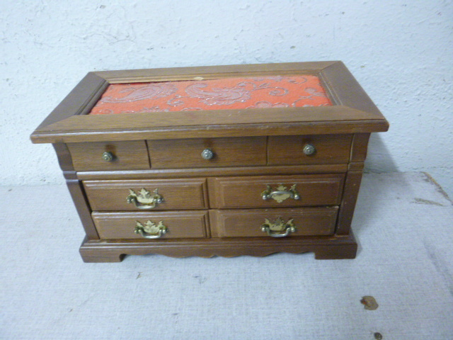 lot 90 image: Jewelry Box