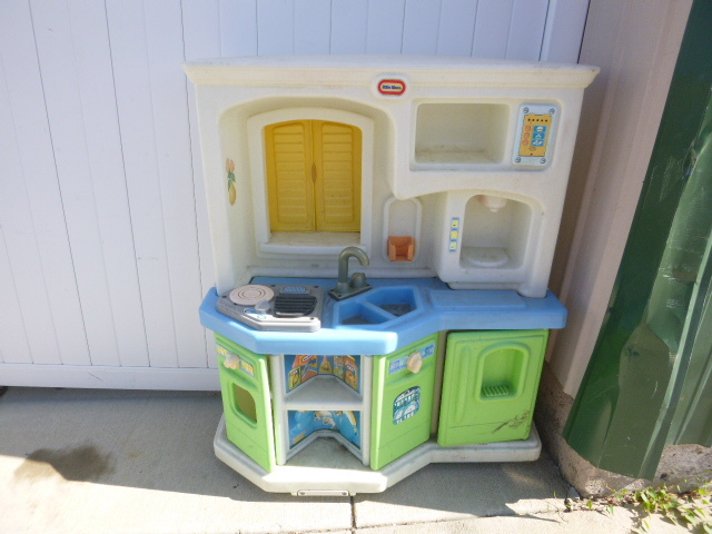 lot 107 image: Little Tikes Kitchen Set