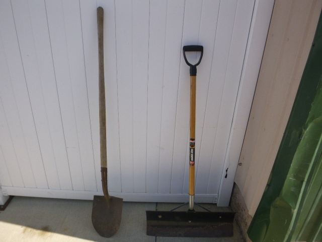 lot 108 image: 2 Shovels