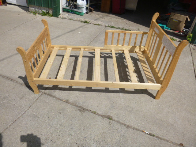 lot 115 image: Toddler Bed