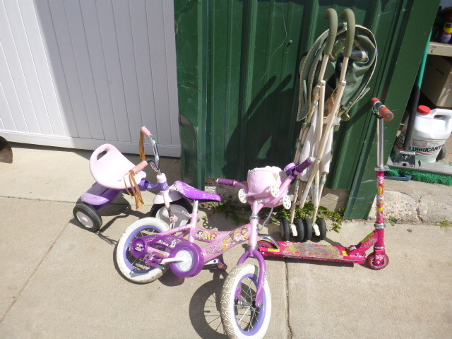 lot 116 image: Bicycle, Tricycle, Scooter and Stroller