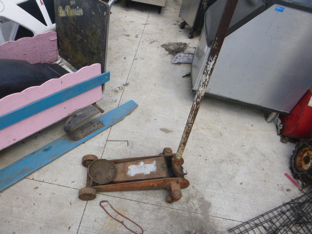 lot 121 image: Floor Jack