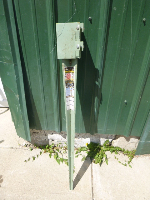 lot 142 image: Peak Mailbox Post Support
