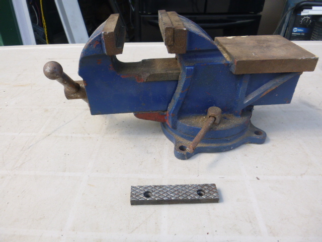 lot 154 image: 4 Swivel Bench Vise