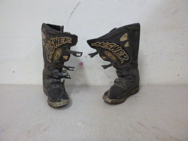 lot 197 image: Answer Boots