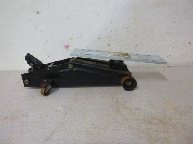 lot 218 image: Floor Jack