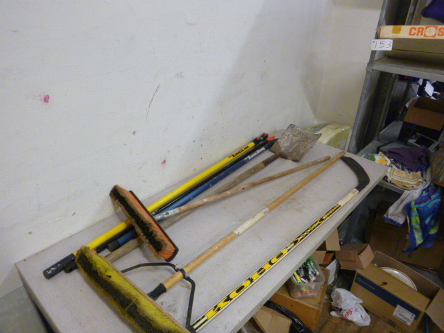lot 229 image: Garage Items