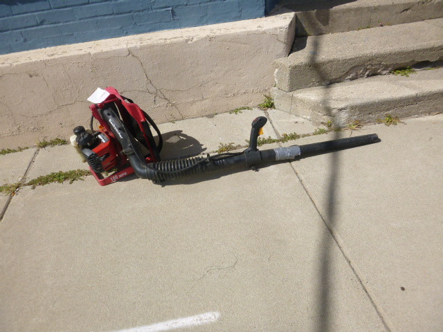 lot 6 image: Homelite Back Pack Blower Mighty Lite