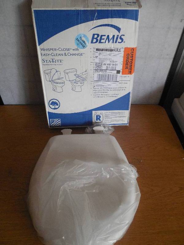 STA-TITE Round Slow Closed Front Toilet Seat in White