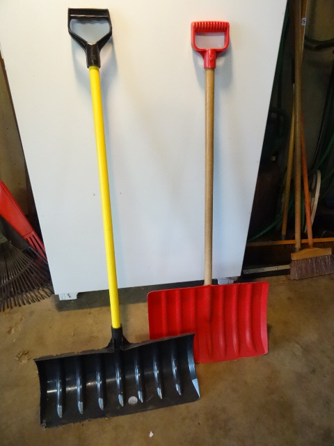 2 Plastic Snow Shovels