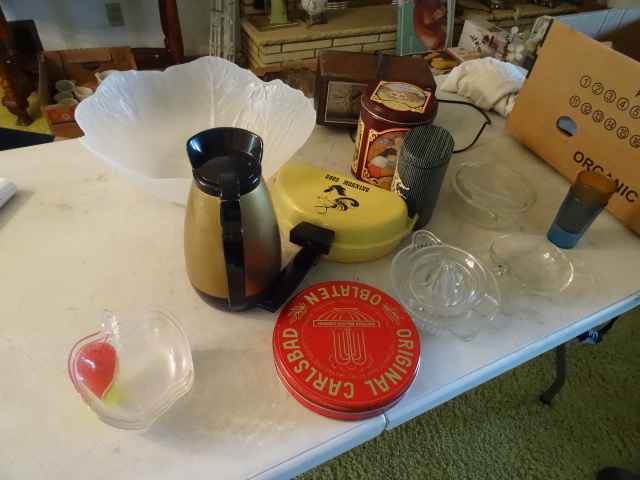 Plastic Bowl, Juicer, Omelet Maker,