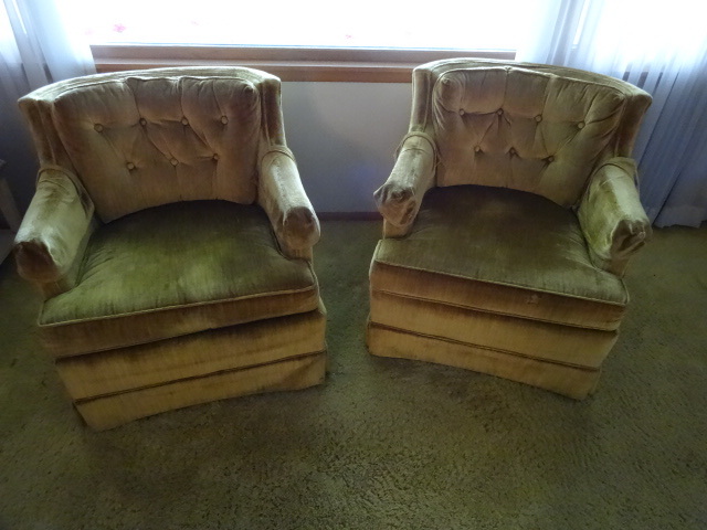 Pair of Fabric Chairs 28 X 32 X 28