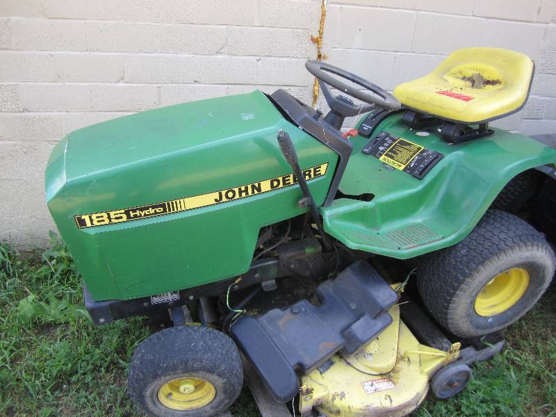 lot 6 image: John Deere riding lawn mower, non-r...