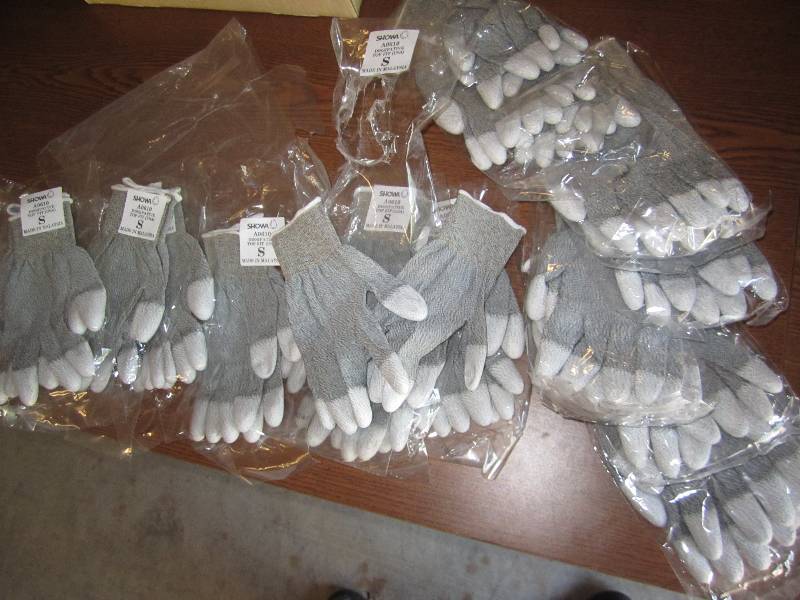 lot 35 image: Lot of gloves, size small...