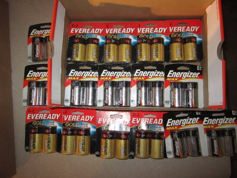 lot 54 image: Lot of size D batteries...