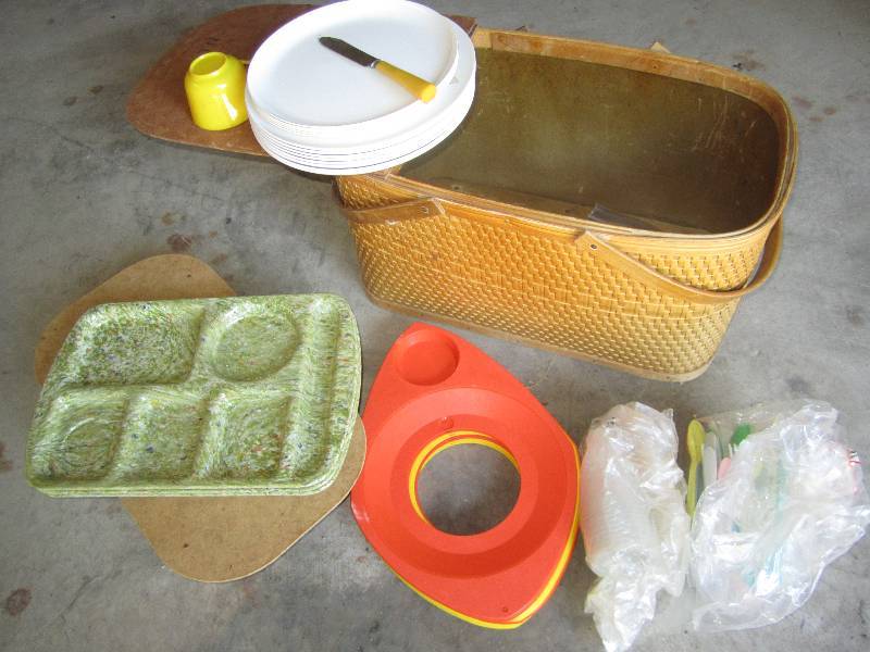lot 63 image: Stocked picnic basket...