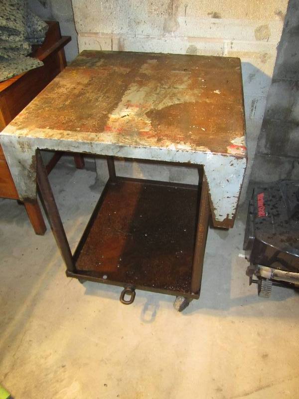 lot 67 image: Sturdy Metal shop cart, top is 26.5...