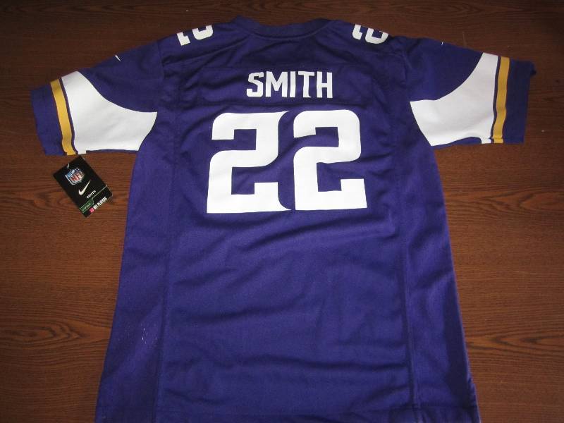 lot 72 image: New youth L Vikings jersey...