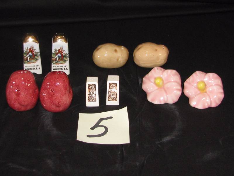 lot 5 image: Salt & Pepper sets
