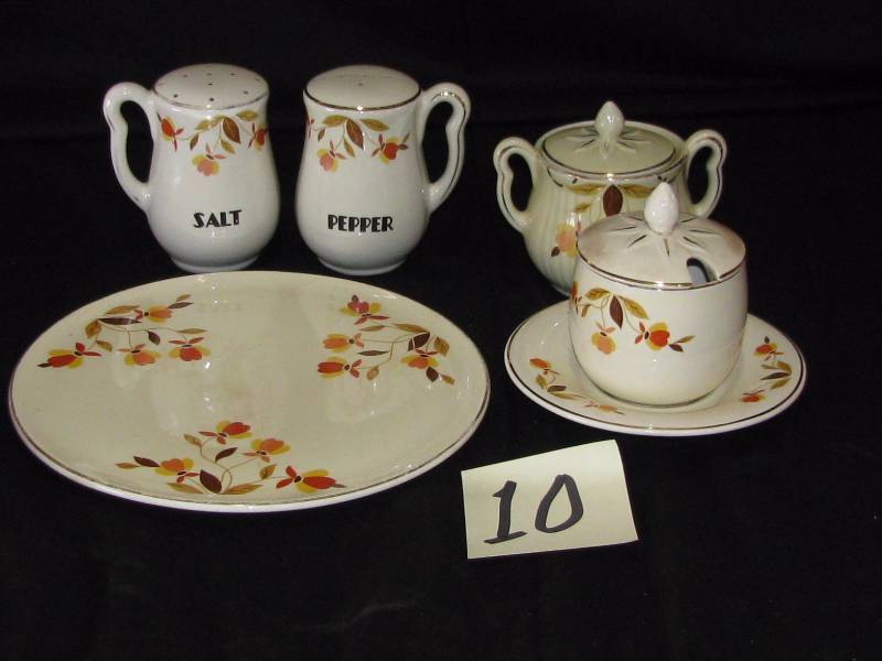 lot 10 image: Jewel Tea Autumn Leaf Lot