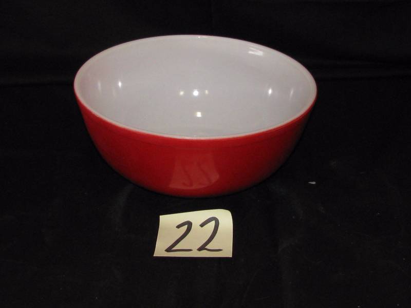 lot 22 image: Vintage Red 10 Pyrex Mixing Bowl