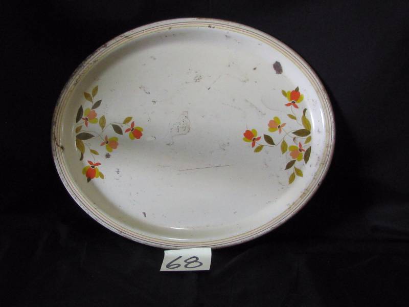 lot 68 image: Jewel Tea Autumn Leaf Metal Serving Tray