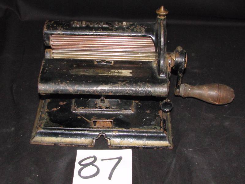 lot 87 image: Royal 80 Cast Iron Fluting Iron