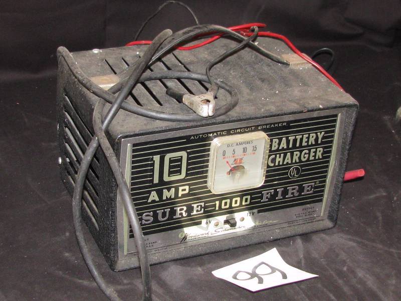 lot 99 image: 10 AMP Battery Charger