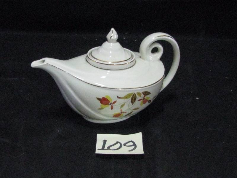 lot 109 image: Jewel Tea Autumn Leaf Aladdin Tea Pot winfuser & lid