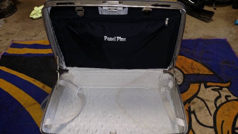 lot 23 image: Vintage Suitcase