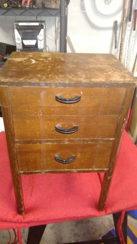 lot 10 image: Vintage Sewing Tablechest