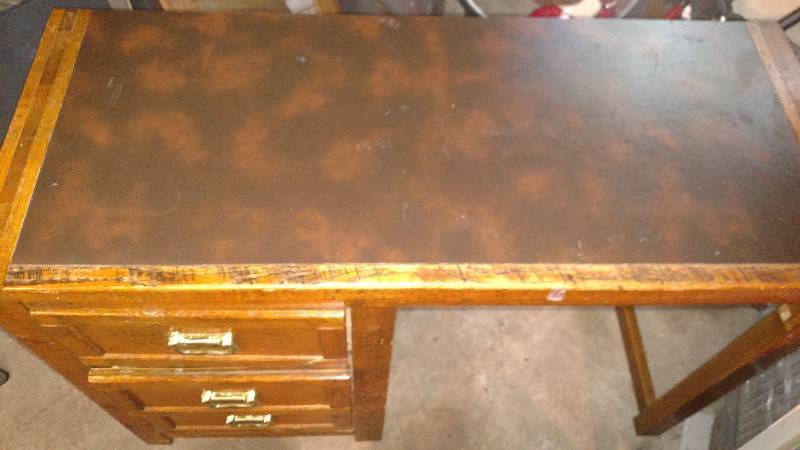 lot 5 image: Desk and Hutch