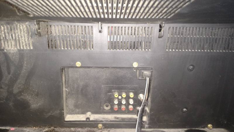 lot 15 image: 37 Toshiba CRT TV